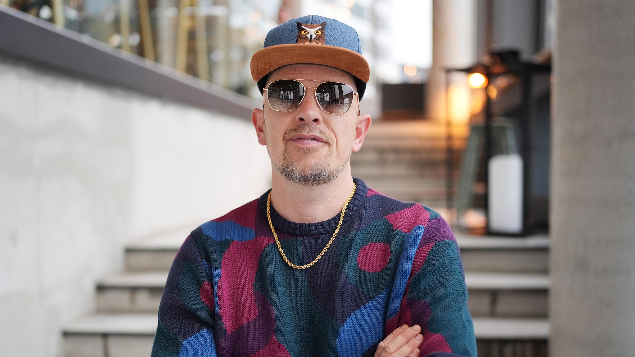 Der Sänger Jan Delay sitzt im Foodlab in der Hafencity