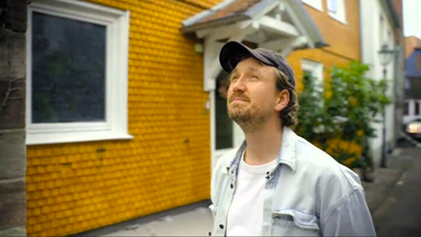 Das Bild zeigt den Schauspieler Jan Krauter, der in den Himmel schaut.