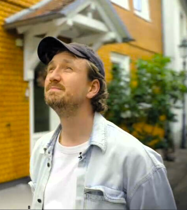 Das Bild zeigt den Schauspieler Jan Krauter, der in den Himmel schaut.