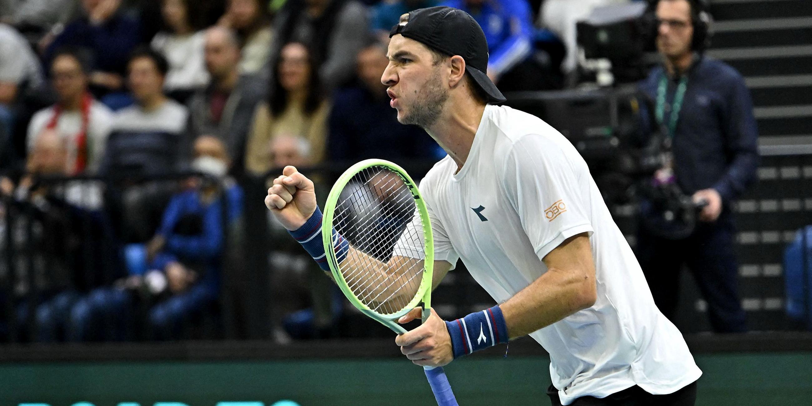 Der deutsche Tennisspieler Jan-Lennard Struff feiert einen Punkt gegen seinen Gegner beim Davis Cup.