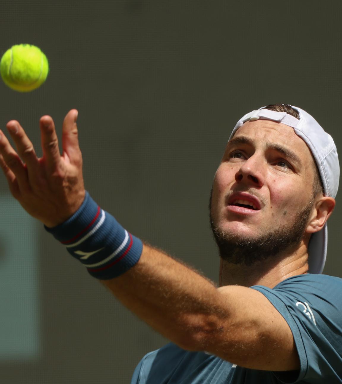 Nordrhein-Westfalen, Halle: Tennis: Jan-Lennard Struff wirft den Ball.
