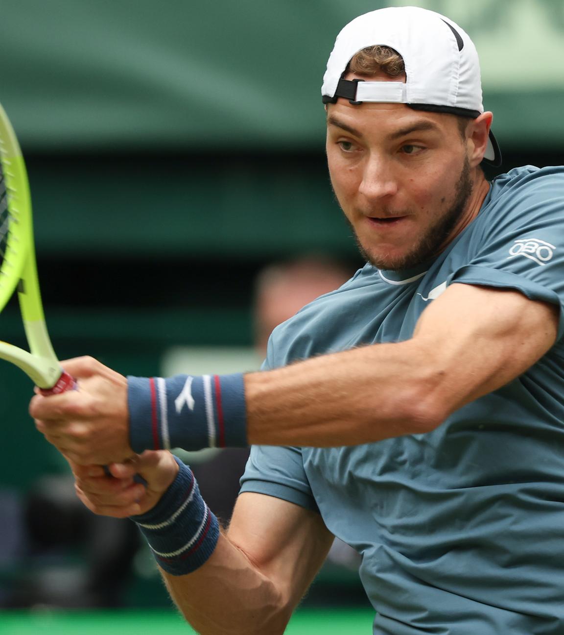 Jan-Lennard Struff spielt eine Rückhand.