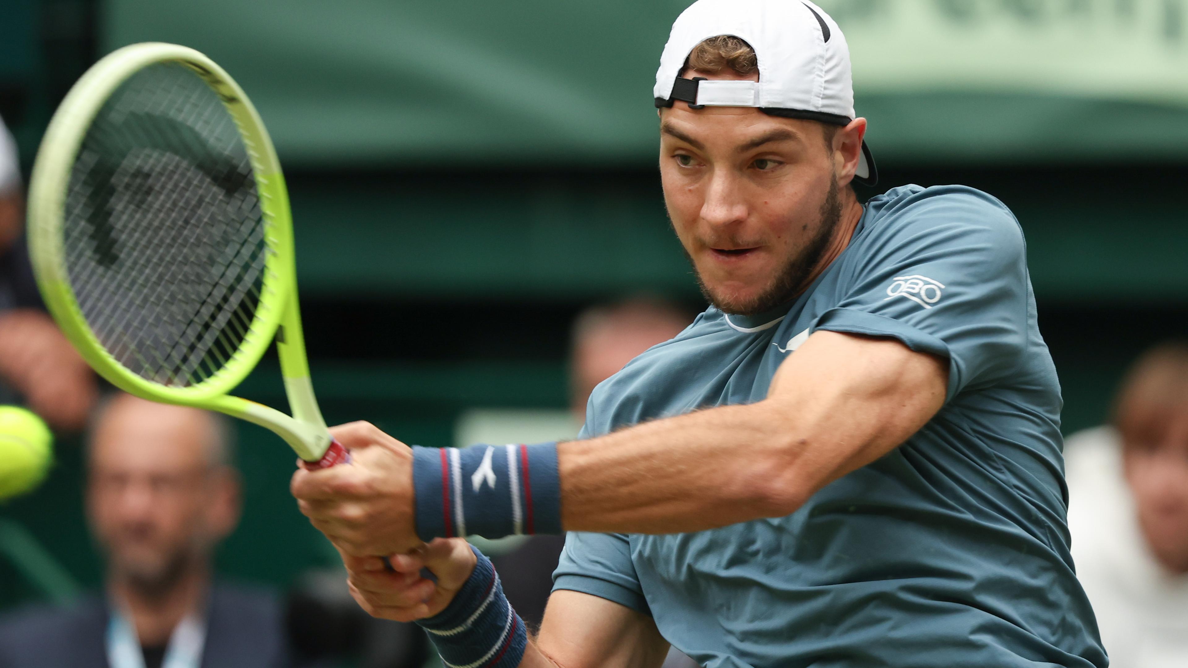 Jan-Lennard Struff spielt eine Rückhand.
