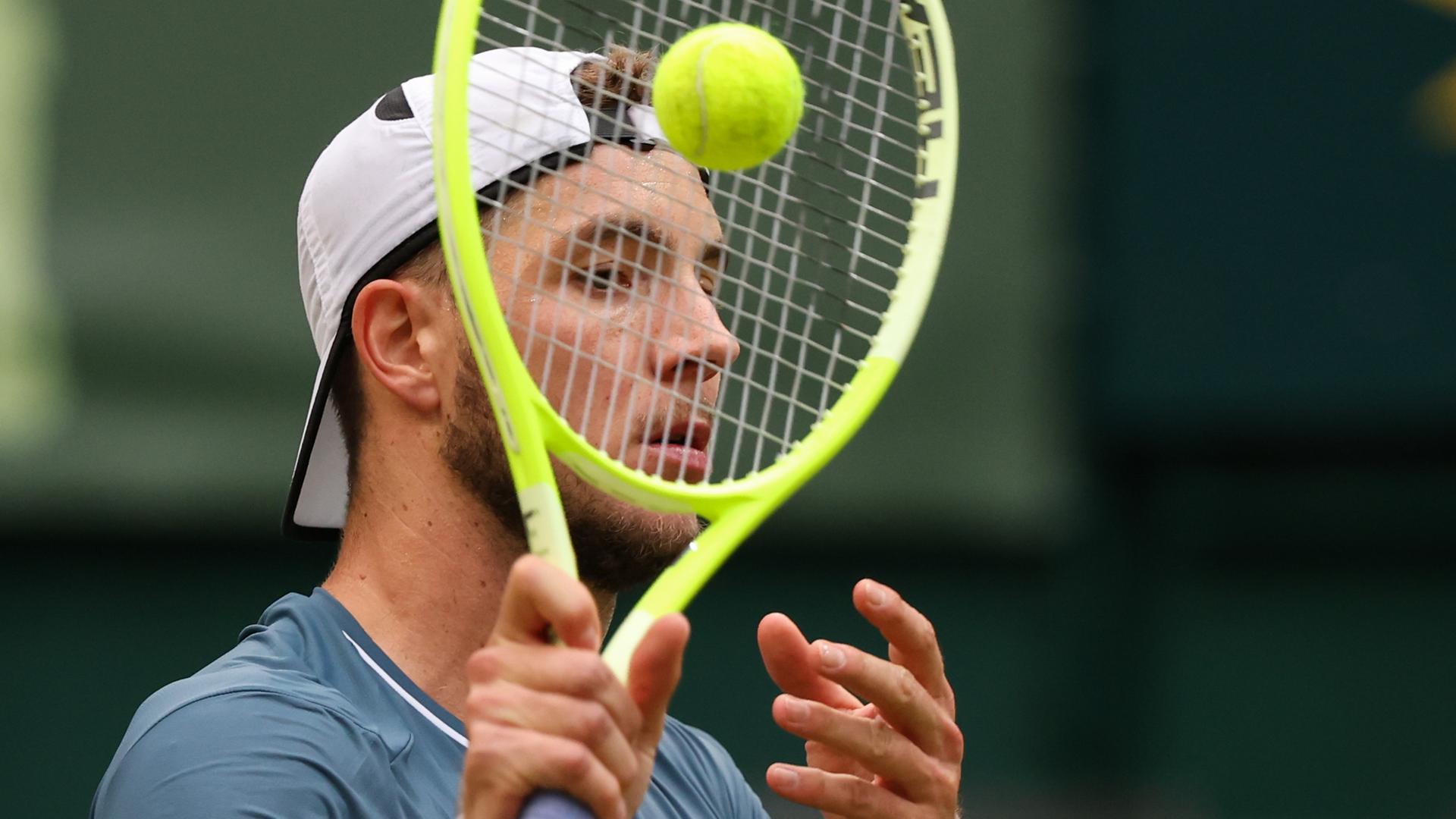 Jan-Lennard Struff ist durch den Tennisschläger zu sehen.
