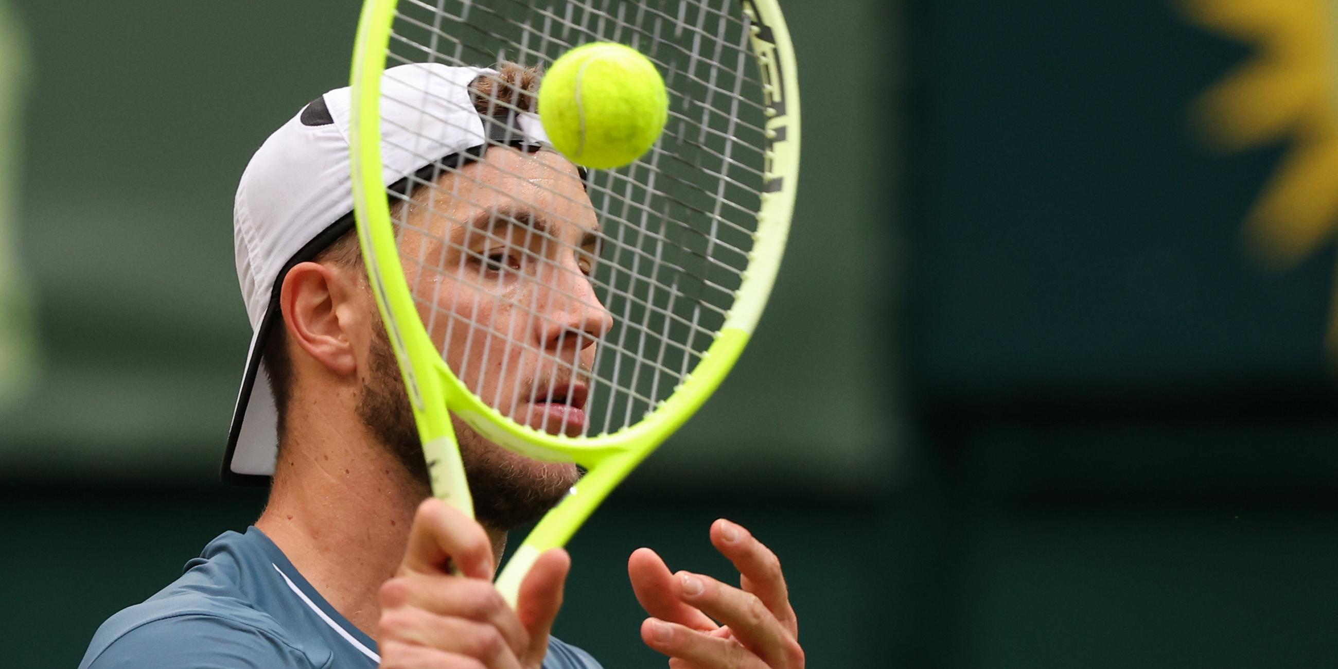 Jan-Lennard Struff ist durch den Tennisschläger zu sehen.