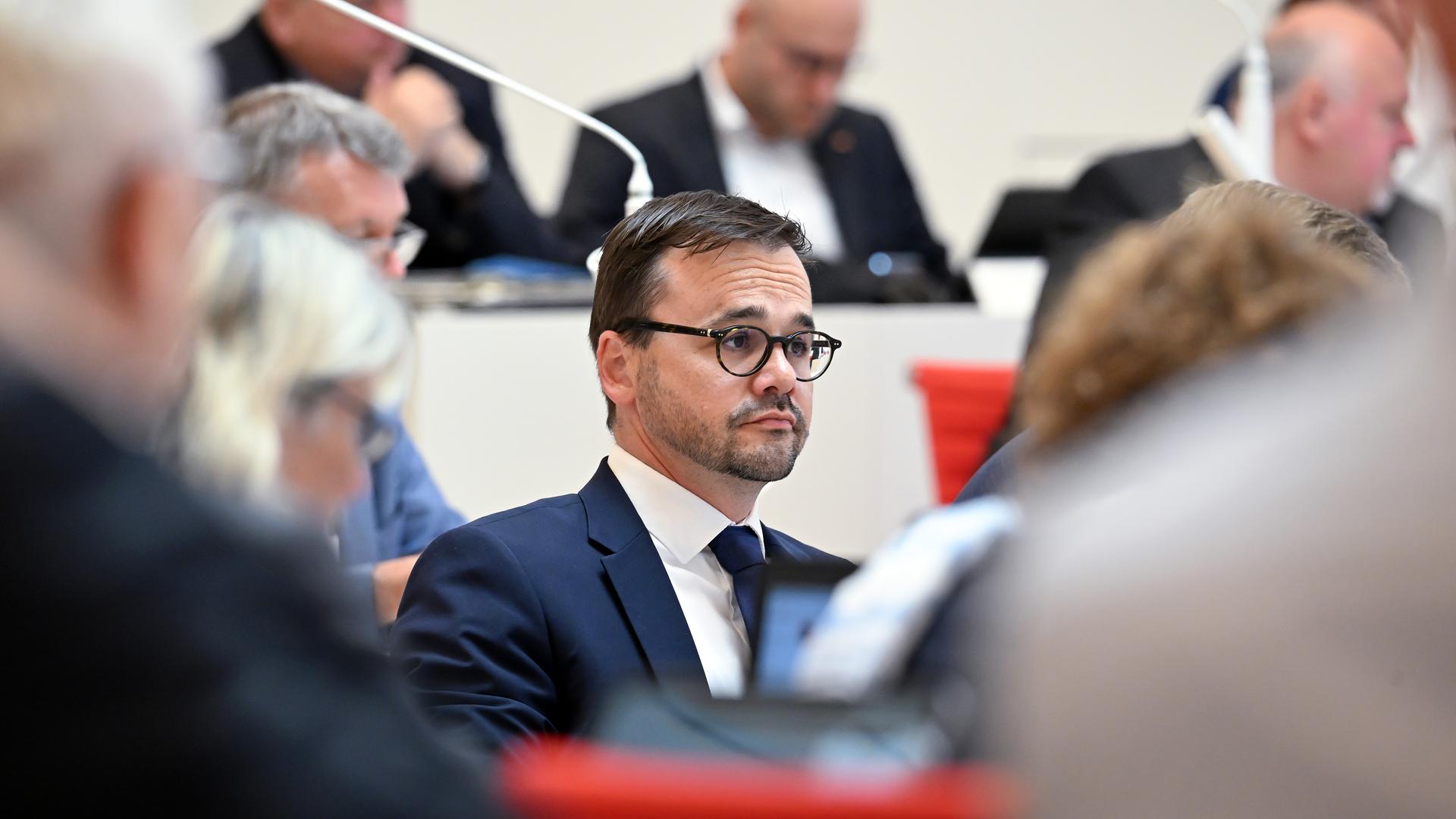 Jan Redmann (M), Brandenburger CDU-Fraktionsvorsitzender, sitzt während der Sondersitzung zum Zweiten Gesetz zur Änderung des Haushaltsgesetzes 2024 an seinem Platz im Plenarsaal.