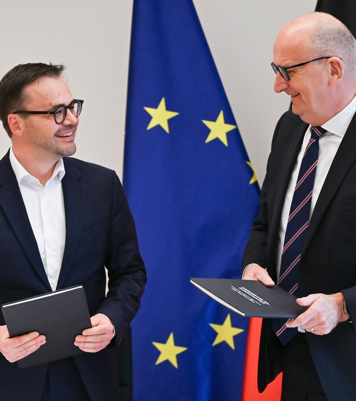 16.03.2026, Brandenburg, Potsdam: Jan Redmann (l, CDU), Vorsitzender der Brandenburger CDU, und Dietmar Woidke (SPD), Ministerpräsident von Brandenburg, bei der Unterzeichnung des Brandenburger Koalitionsvertrags.