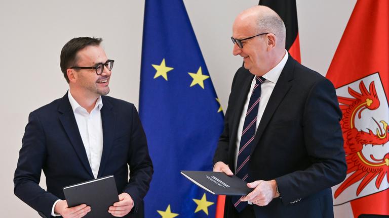 16.03.2026, Brandenburg, Potsdam: Jan Redmann (l, CDU), Vorsitzender der Brandenburger CDU, und Dietmar Woidke (SPD), Ministerpräsident von Brandenburg, bei der Unterzeichnung des Brandenburger Koalitionsvertrags.