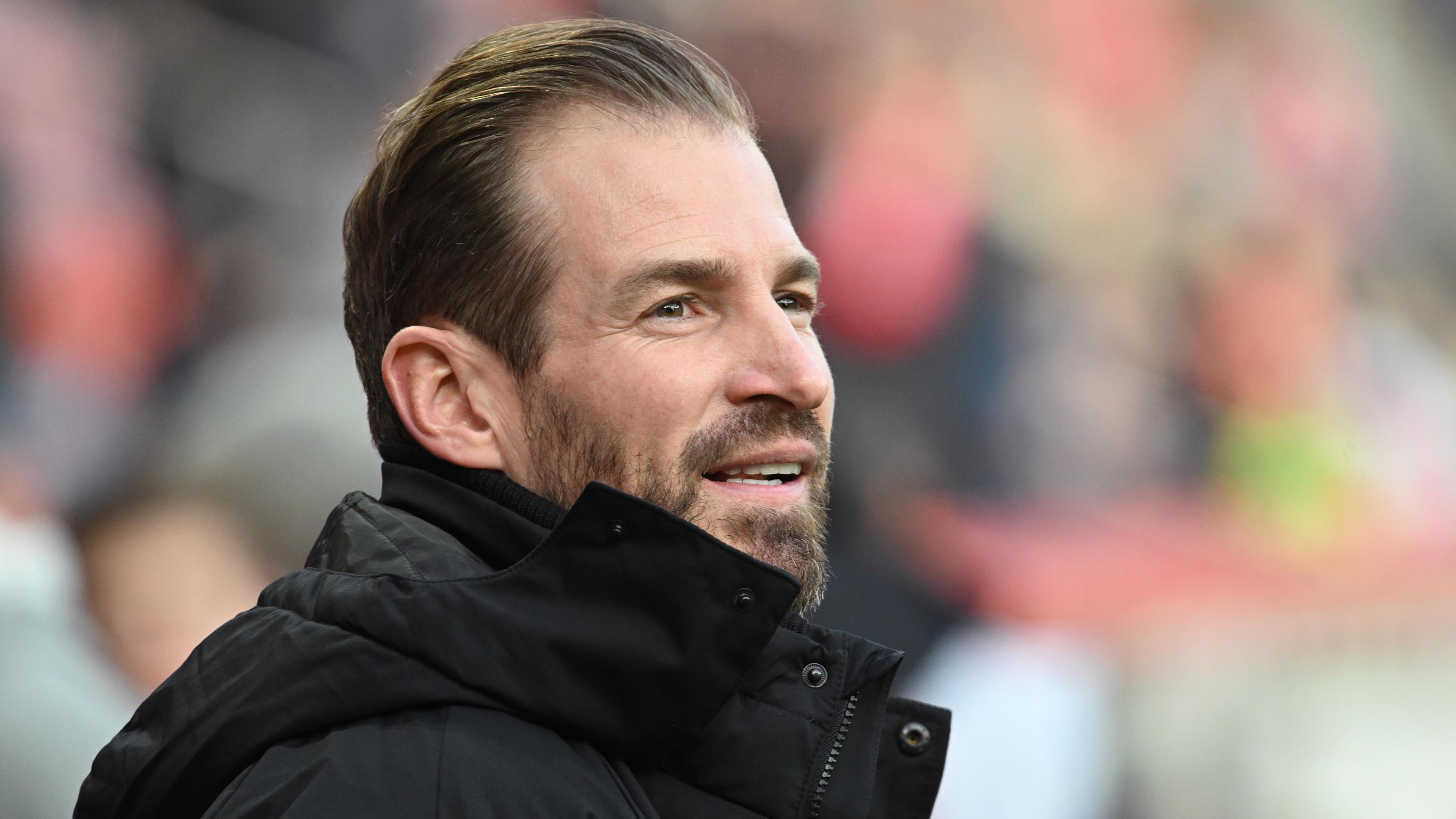 Der Mainzer Trainer Jan Siewert kommt in das Stadion am 16.12.2023.