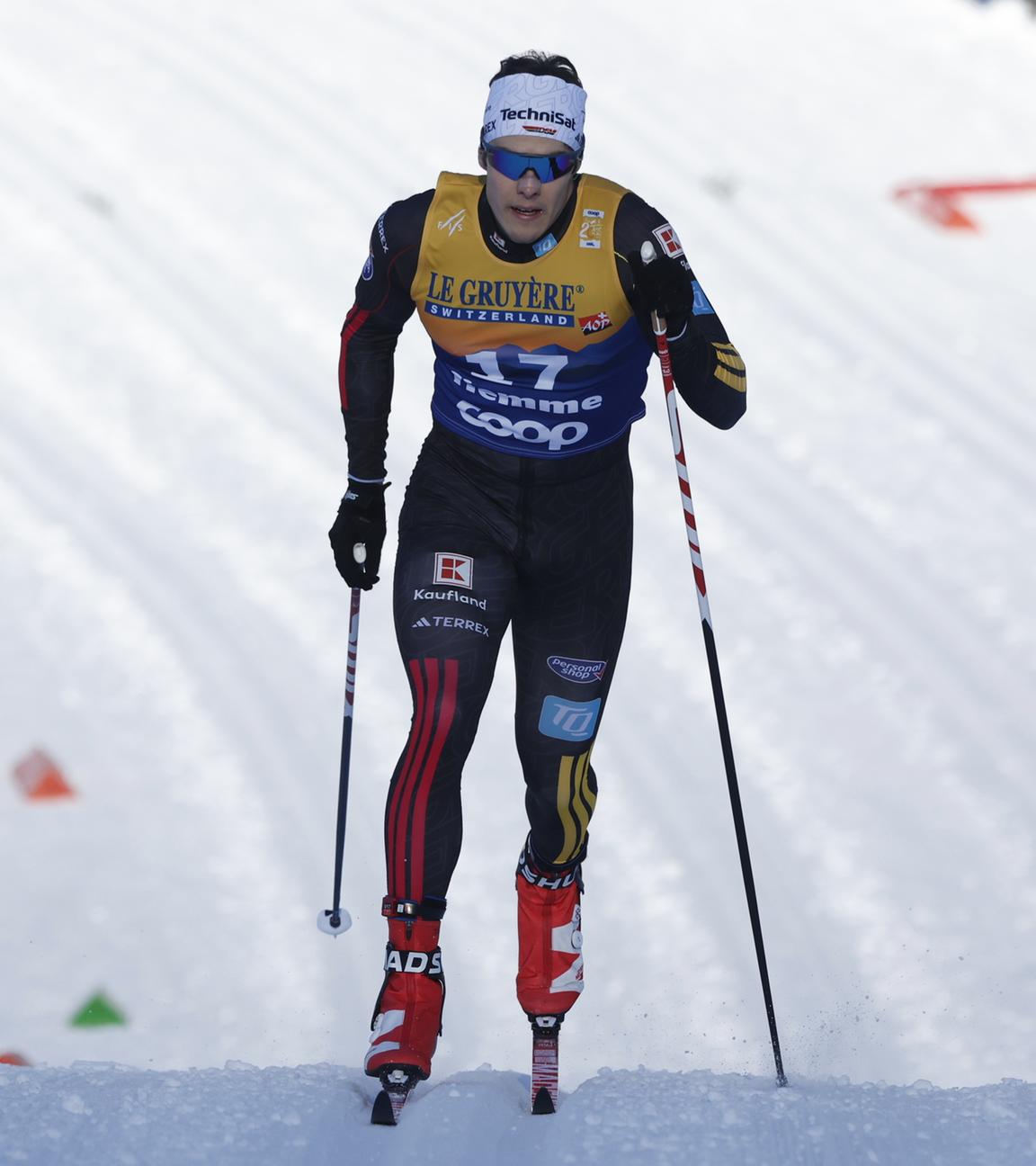 Der deutsche Skilangläufer Jan Stölben sprintet beim FIS Cross-Country World Cup 2025-26 in Val Di Fiemme den Hügel hinauf