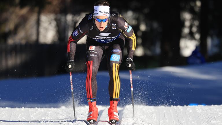 Der deutsche Skilangläufer Jan Stölbe geht beim Coop FIS Cross-Country World Cup 2025-26 in Toblach in die Hocke