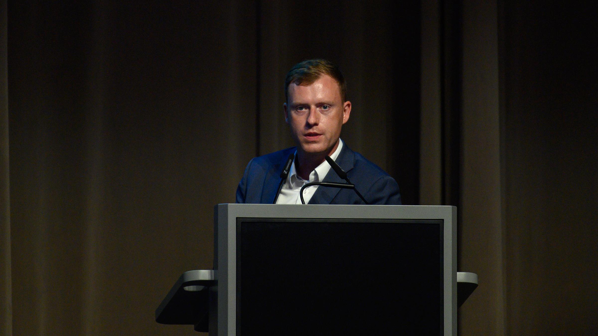 Sachsen-Anhalt, Magdeburg: Jan Wenzel Schmidt (AfD), spricht auf dem Parteitag zu den Delegierten.