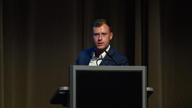 Sachsen-Anhalt, Magdeburg: Jan Wenzel Schmidt (AfD), spricht auf dem Parteitag zu den Delegierten.