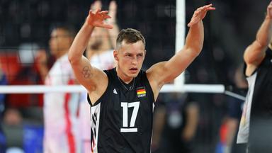 Der Deutsche Jan Zimmermann wärmt sich vor dem Volleyballspiel der Gruppe D bei der EuroVolley 2026 zwischen Frankreich und Deutschland am 15.09.2026 in Cluj-Napoca, Rumänien, auf. 