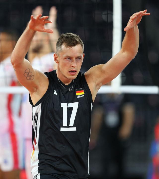 Der Deutsche Jan Zimmermann wärmt sich vor dem Volleyballspiel der Gruppe D bei der EuroVolley 2026 zwischen Frankreich und Deutschland am 15.09.2026 in Cluj-Napoca, Rumänien, auf. 