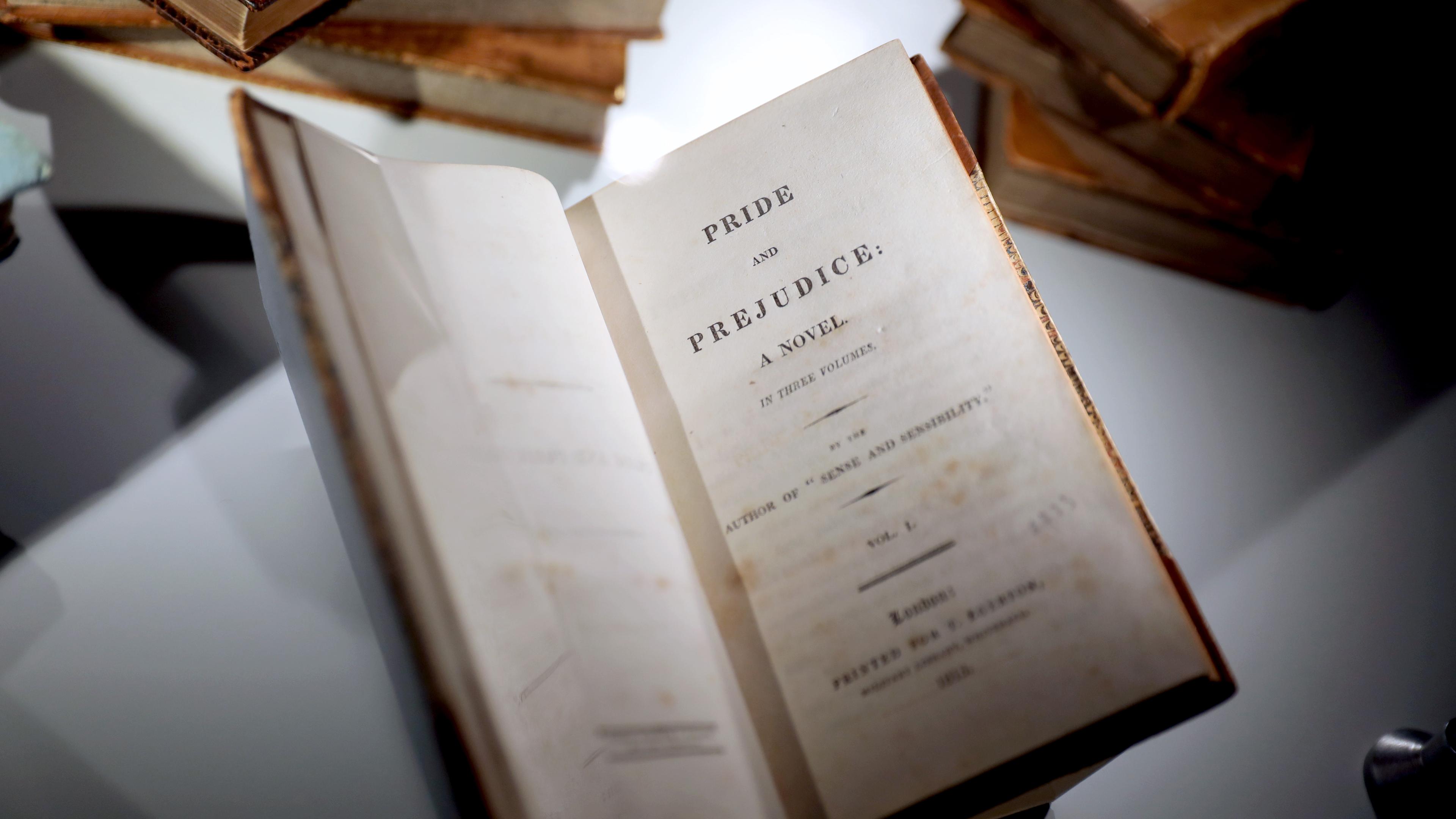 Die erste Ausgabe von "Pride and Prejudice" (auf deutsch: "Stolz und Vorurteil") ist im Haus von Schriftstellerin Jane Austen in Chawton, Hampshire zu sehen.
