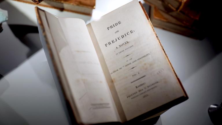 Die erste Ausgabe von "Pride and Prejudice" (auf deutsch: "Stolz und Vorurteil") ist im Haus von Schriftstellerin Jane Austen in Chawton, Hampshire zu sehen.