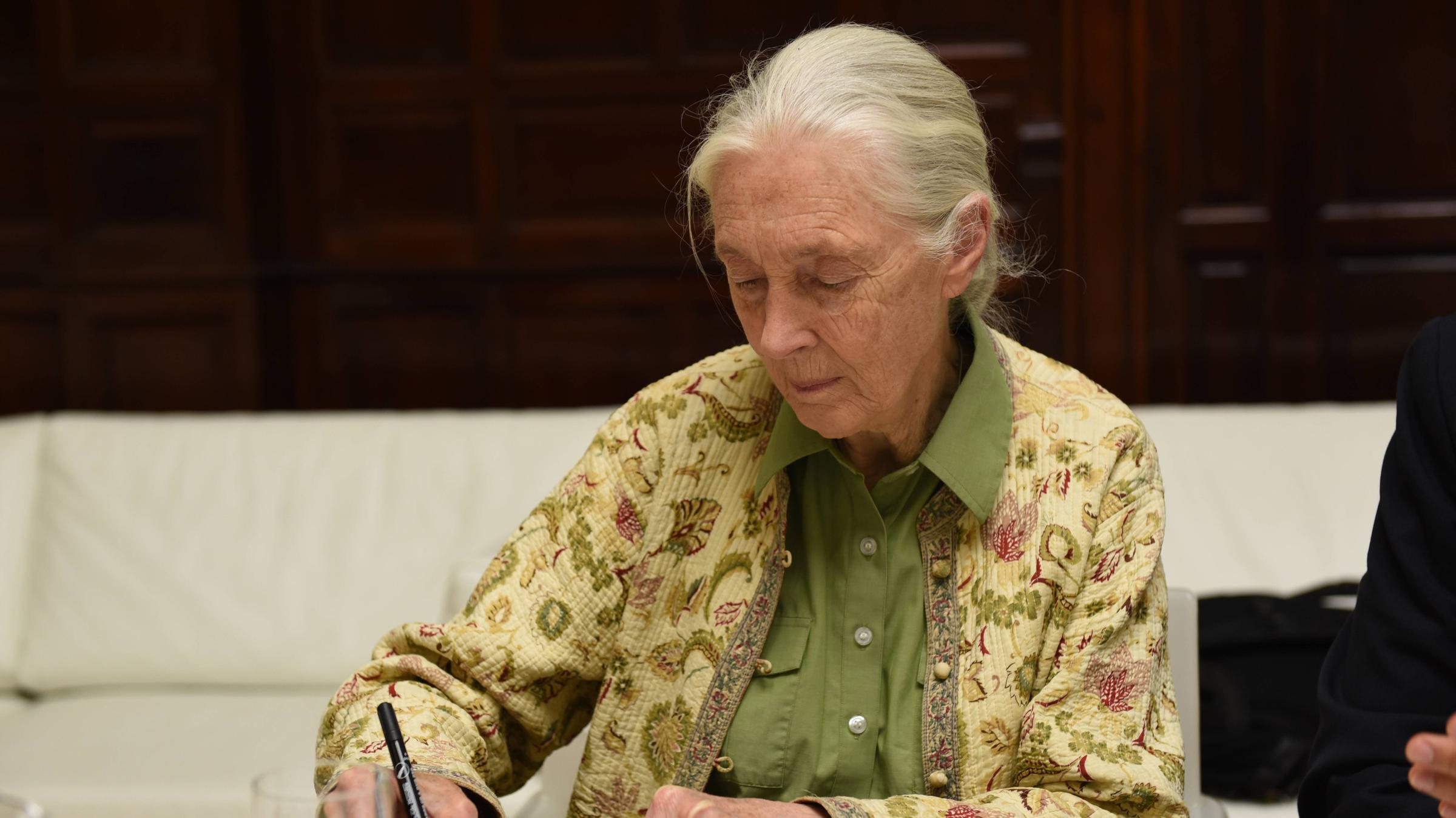Jane Goodall schreibt in ein Buch
