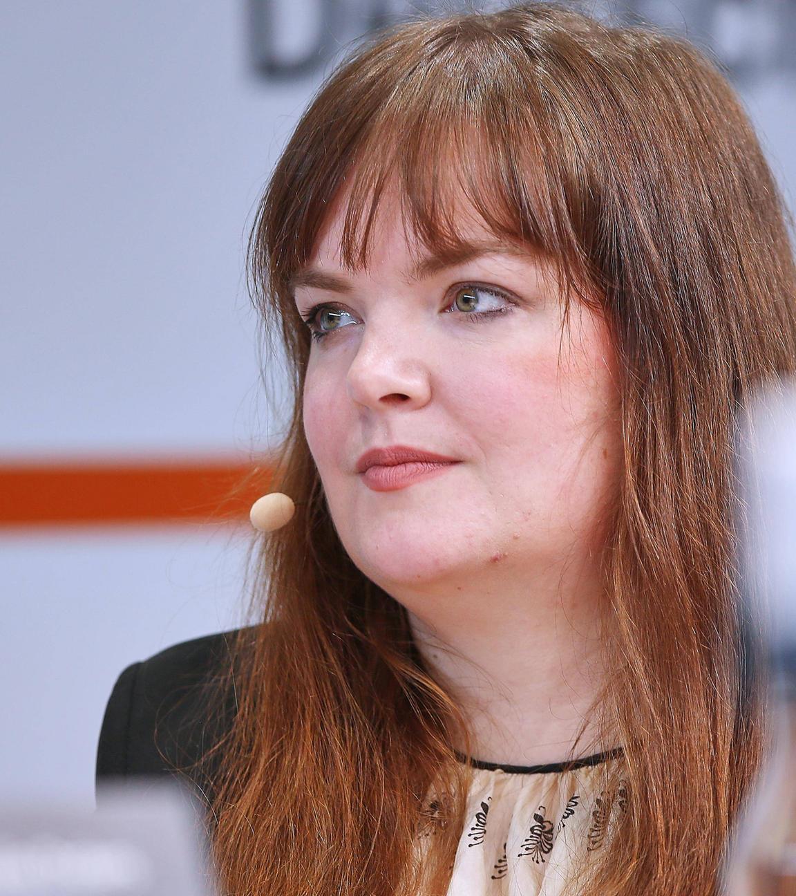 Die Autorin Jane S. Wonda ist zu sehen.