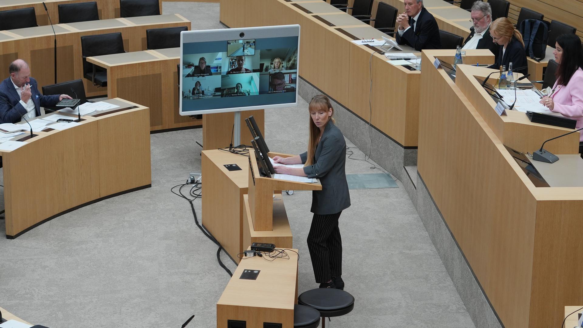 Janine Berger, ehemalige Leistungsturnerin, bei einer Anhörung im baden-württembergischen Landtag zu Missbrauchs-Vorwürfen am Bundesstützpunkt Stuttgart