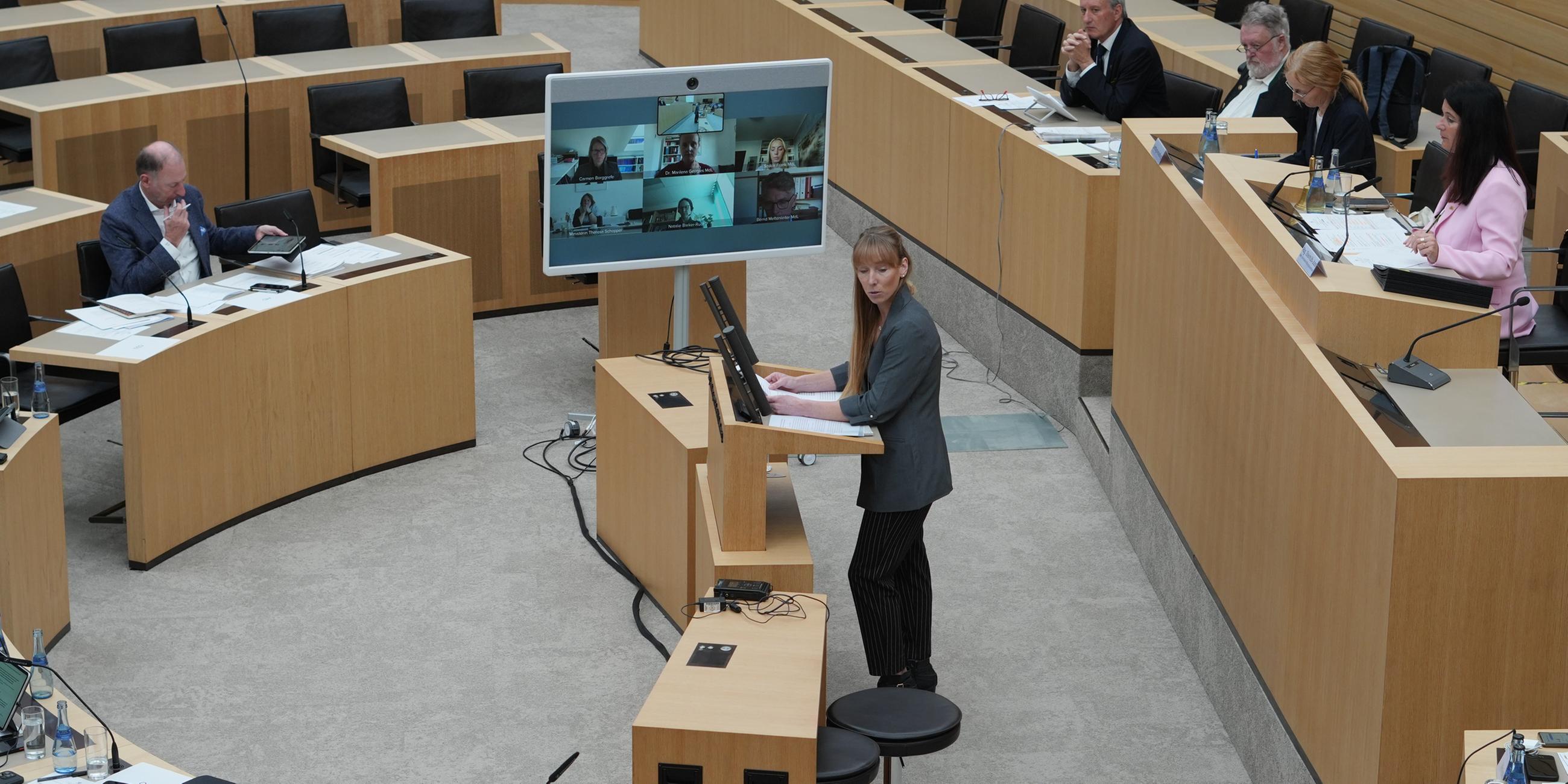 Janine Berger, ehemalige Leistungsturnerin, bei einer Anhörung im baden-württembergischen Landtag zu Missbrauchs-Vorwürfen am Bundesstützpunkt Stuttgart