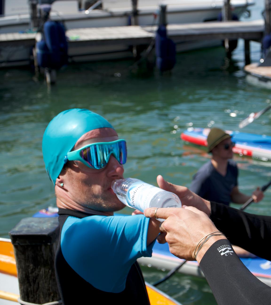 anis McDavid bekommt Hilfe beim Trinken am Starnberger See
