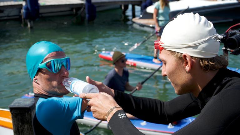 anis McDavid bekommt Hilfe beim Trinken am Starnberger See