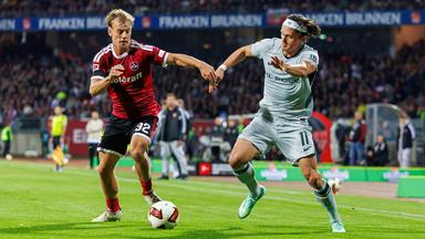 Nürnbergs Verteidiger Tim Janisch kämpft mit seinem Wolfsburger Kontrahenten Fabian Reese um den Ball