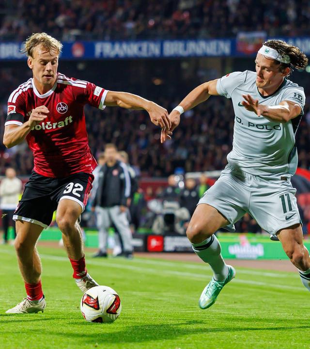 Nürnbergs Verteidiger Tim Janisch kämpft mit seinem Wolfsburger Kontrahenten Fabian Reese um den Ball