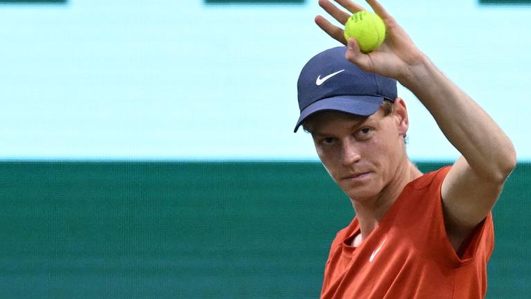 Der Italiener Jannik Sinner feiert einen Punktgewinn.