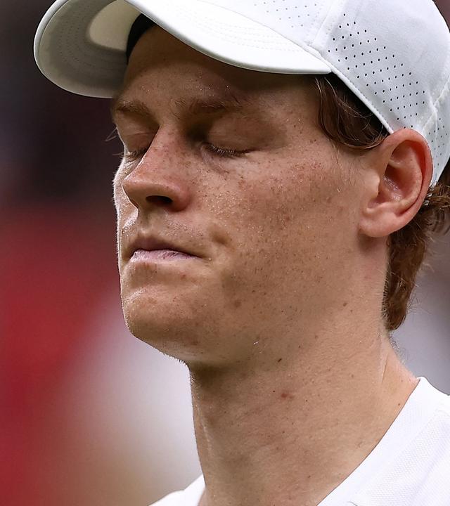 Der Italiener Jannik Sinner reagiert nach einem verlorenen Punkt gegen den Russen Daniil Medvedev.