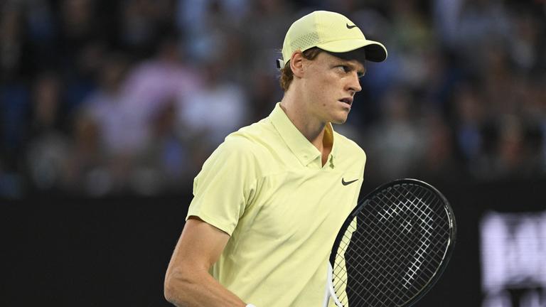 Italiens Jannik Sinner beim Spiel gegen Deutschlands Alexander Zverev am 26.01.2025.