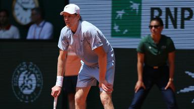 Jannik Sinner (Italien) reagiert im Herreneinzel gegen Juan Manuel Cerúndolo (Argentinien) bei den French Open 2026 in Roland Garros am 28.05.2026 in Paris, Frankreich.