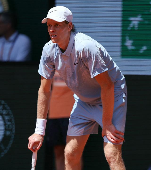 Jannik Sinner (Italien) reagiert im Herreneinzel gegen Juan Manuel Cerúndolo (Argentinien) bei den French Open 2026 in Roland Garros am 28.05.2026 in Paris, Frankreich.