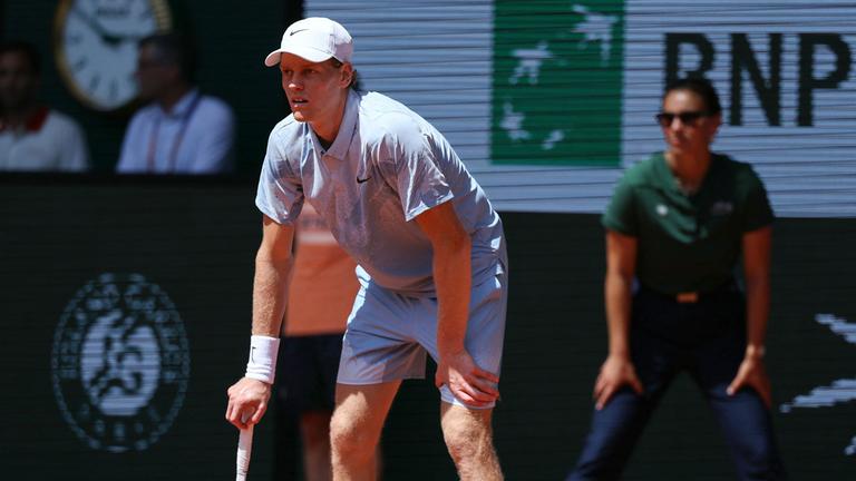 Jannik Sinner (Italien) reagiert im Herreneinzel gegen Juan Manuel Cerúndolo (Argentinien) bei den French Open 2026 in Roland Garros am 28.05.2026 in Paris, Frankreich.
