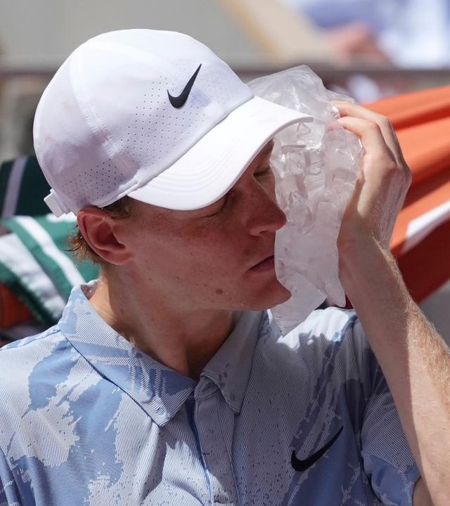 Jannik Sinner (Italien) kühlt sich mit Eis ab. 