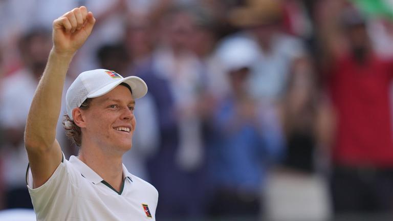 Der italienische Tennisspieler Jannik Sinner feiert seinen Sieg am 10.07.2026 im Wimbledon-Turnier in London, Großbritannien.