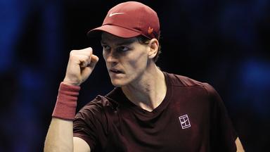 Jannik Sinner ballt nach einem Punkt für ihn im ATP Finale in Italien seine Faust