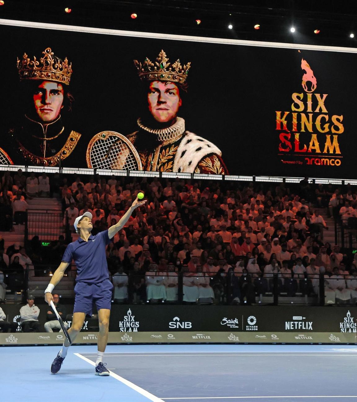 Jannik Sinner schlägt im Finale des Six Kings Slam in Saudi Arabien gegen Carlos Alcaraz auf.