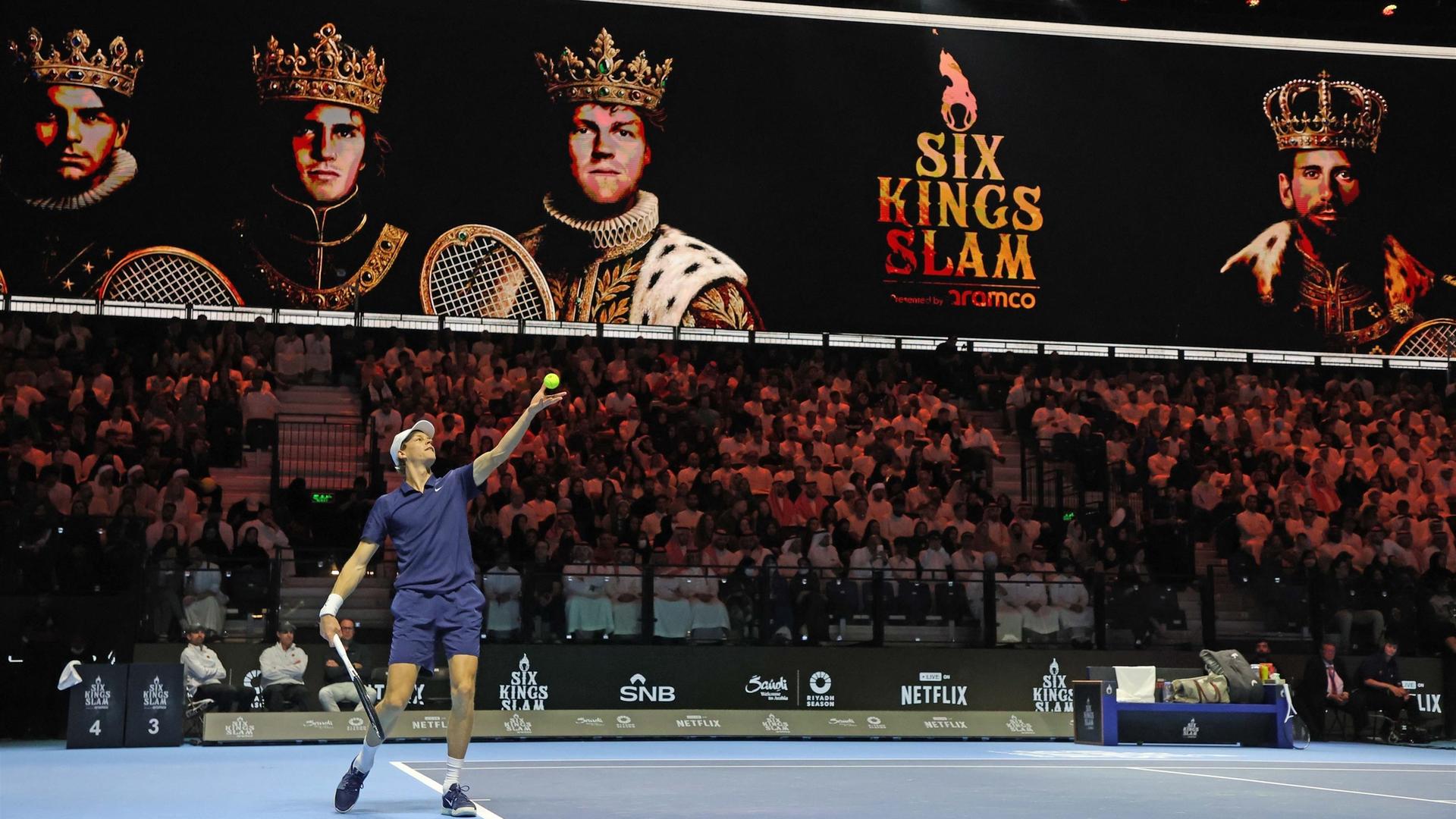 Jannik Sinner schlägt im Finale des Six Kings Slam in Saudi Arabien gegen Carlos Alcaraz auf.