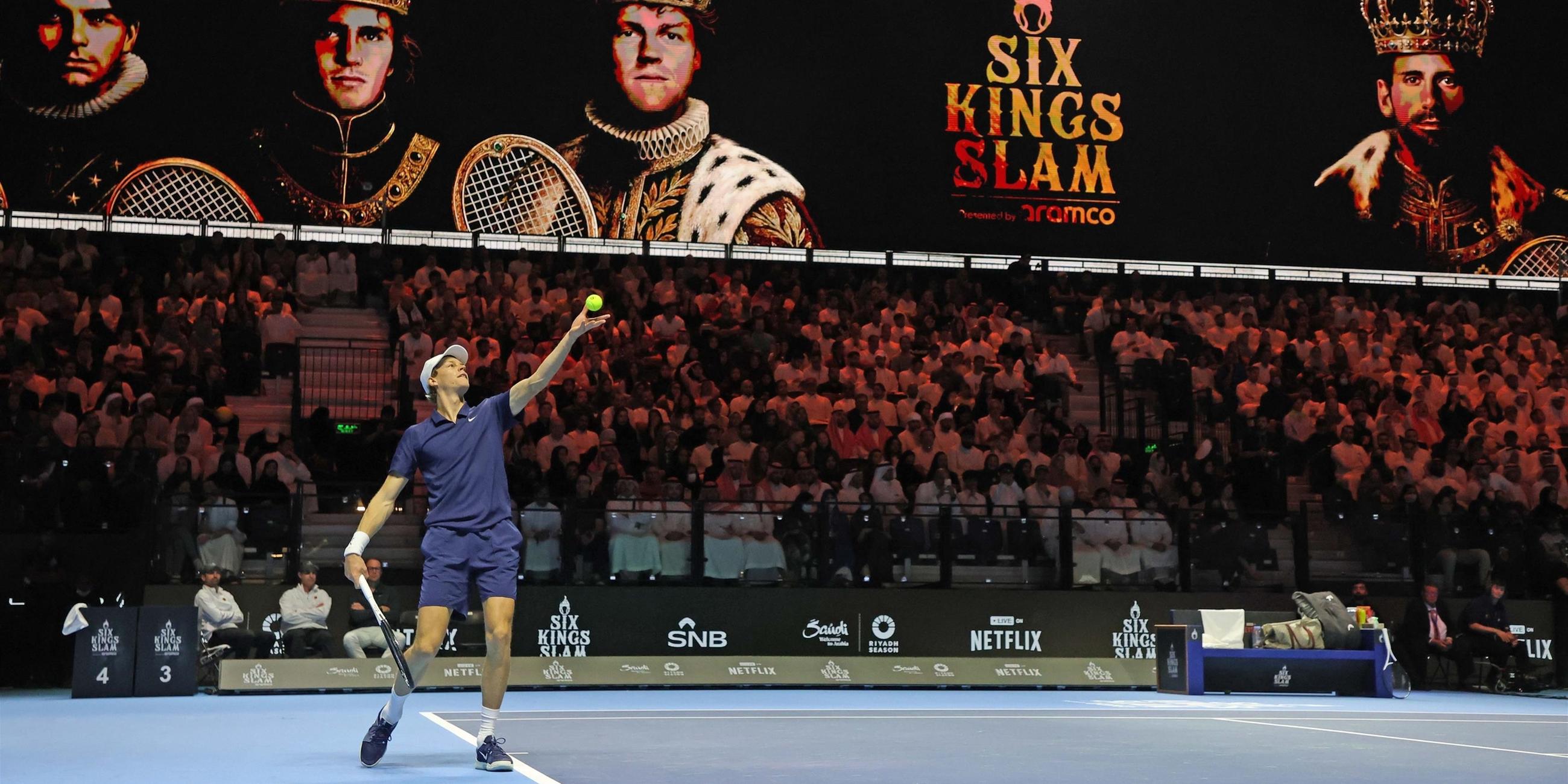 Jannik Sinner schlägt im Finale des Six Kings Slam in Saudi Arabien gegen Carlos Alcaraz auf.