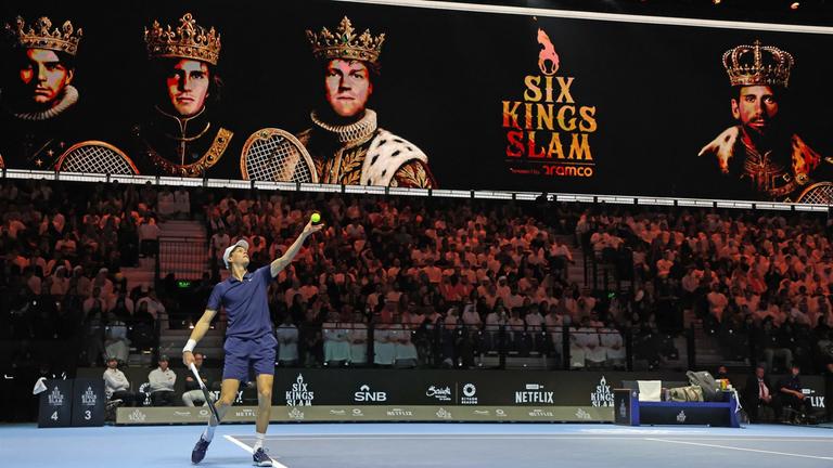 Jannik Sinner schlägt im Finale des Six Kings Slam in Saudi Arabien gegen Carlos Alcaraz auf.