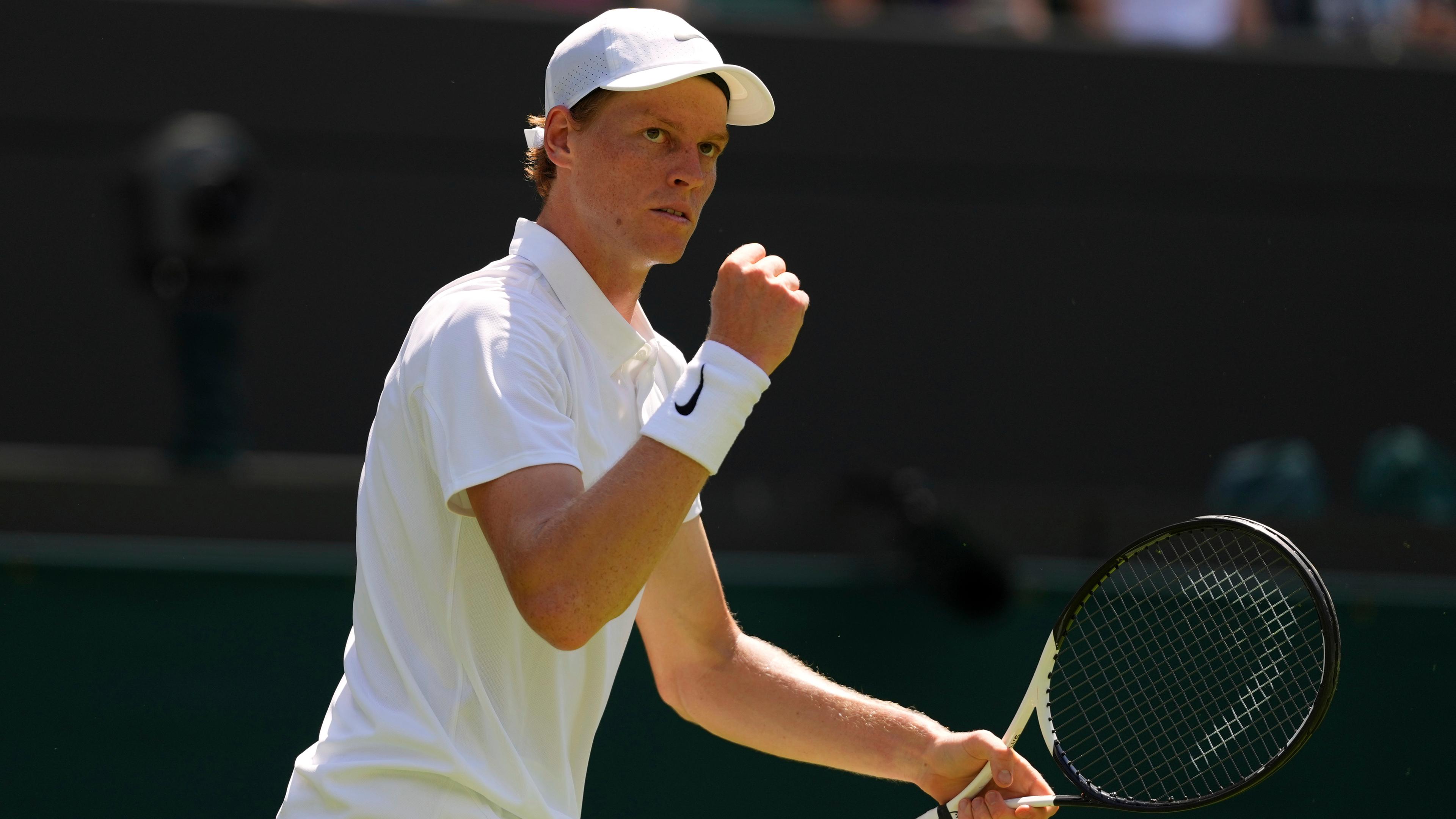 Jannik Sinner ballt mit der einen Hand eine Faust und hält in der anderen seinen Tennisschläger.