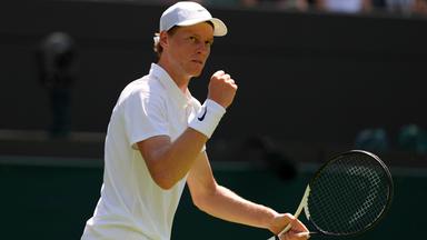 Jannik Sinner ballt mit der einen Hand eine Faust und hält in der anderen seinen Tennisschläger.