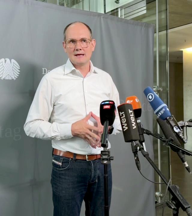 Der Gesundheitsexperte Janosch Dahmen von Bündnis 90/Die Grünen spricht zu Journalisten.