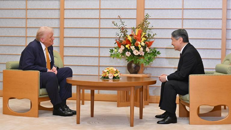 Japans Kaiser Naruhito (r.) empfängt US-Präsident Donald Trump im Kaiserpalast in Tokio am 27.10.2025. 