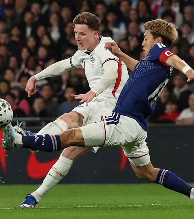 Großbritannien, London: Englands Elliott Anderson (links) in Aktion gegen Japans Ritsu Doan (rechts)