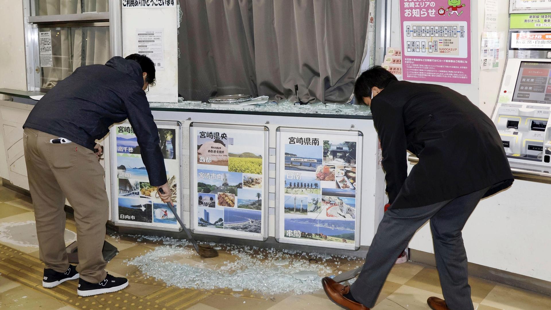 Mitarbeiter räumen zerbrochenes und verstreutes Glas auf, das durch das Erdbeben am JR-Flughafenbahnhof Miyazaki in Miyazaki im Südwesten Japans verursacht wurde
