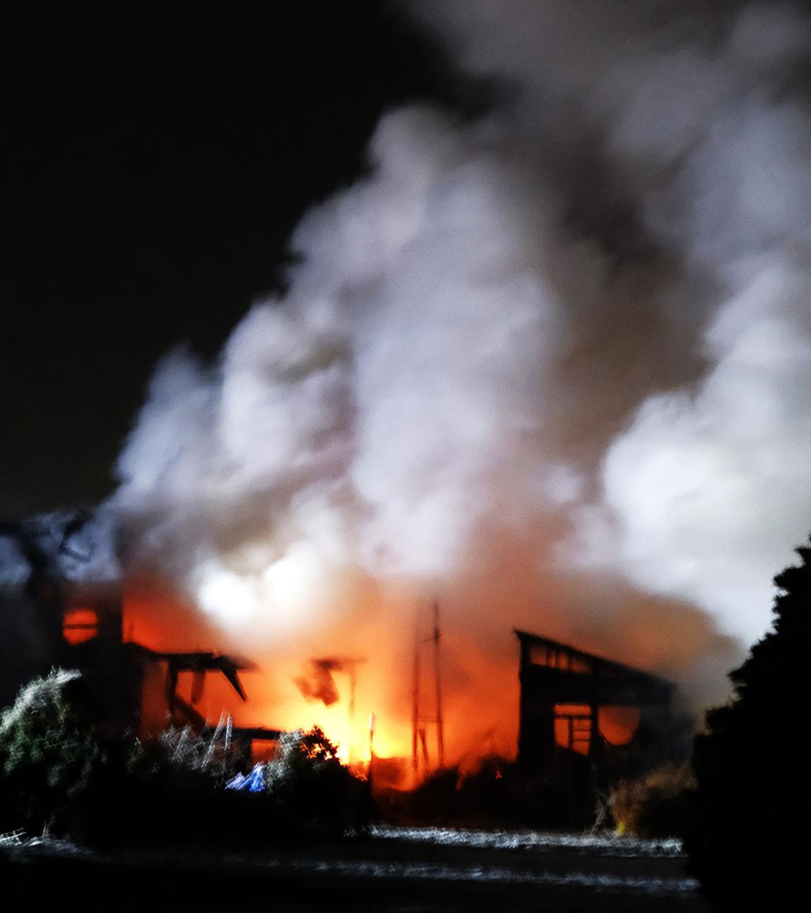 Ein Haus brennt nach einem starken Erdbeben in Aomori im Nordosten Japans