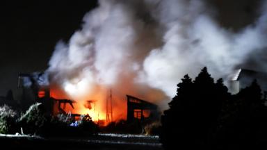 Ein Haus brennt nach einem starken Erdbeben in Aomori im Nordosten Japans